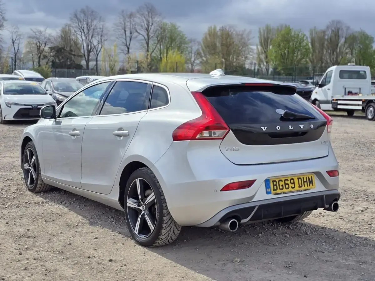 Usado Volvo V40 R-Design 122 CV (89 kW) 2019 Plateado Utilitario