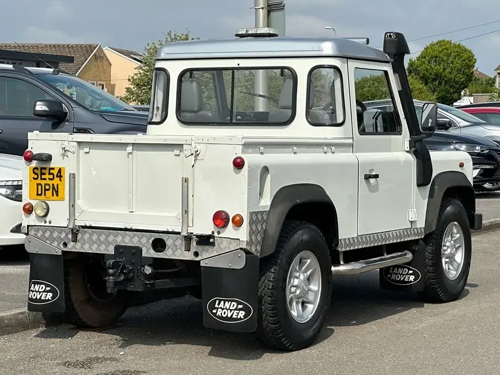 Used Land Rover Defender 120 HP (88 kW) 2005 White SUV