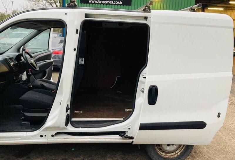 Used Vauxhall Combo S 95 HP (69 kW) 2018 White MPV