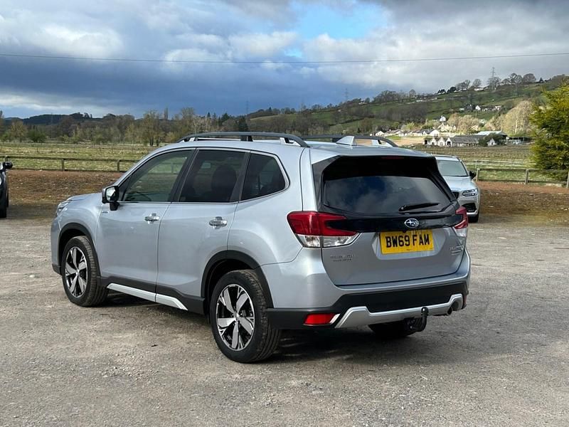 Begagnad Subaru Forester Premium 150 HK (110 kW) 2019 Silver SUV