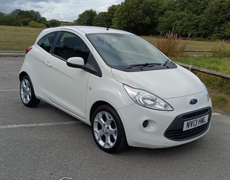 Used Ford Ka 69 HP (50 kW) 2013 White Hatchback