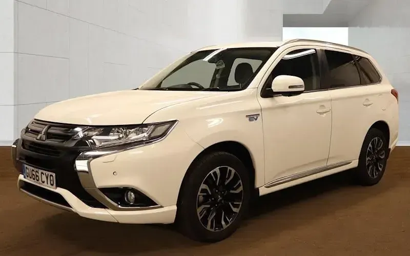 Used Mitsubishi Outlander P-HEV 203 HP (149 kW) 2016 White SUV