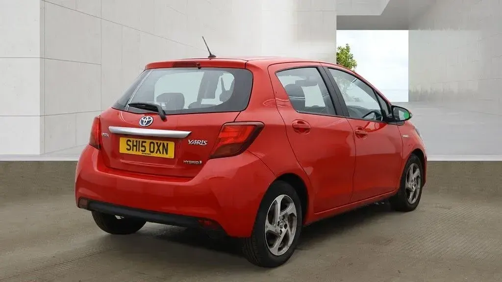 Second-hand Toyota Yaris Hybrid 101 CP (74 kW) 2015 Roșu Hatchback