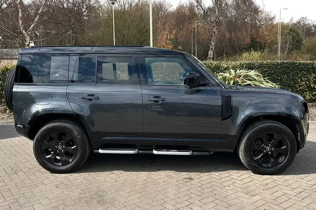 Used Land Rover Defender HSE Dynamic 245 HP (180 kW) 2023 Grey SUV