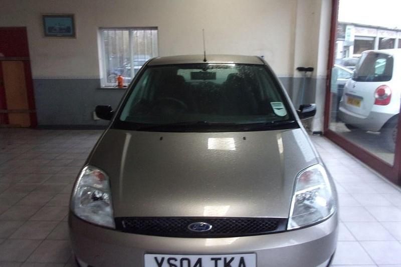 Used Ford Fiesta Zetec 80 HP (58 kW) 2004 Silver Hatchback