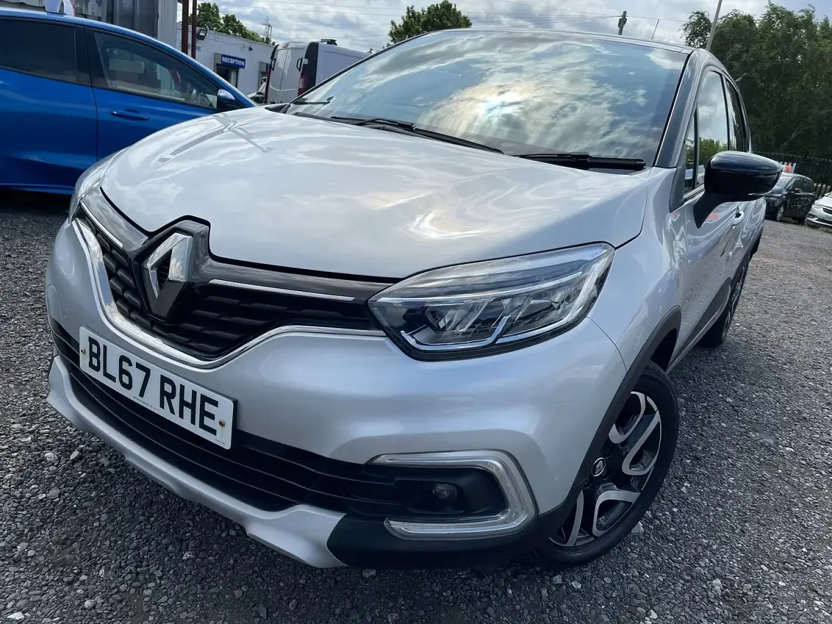 Used Renault Captur Dynamique 90 HP (66 kW) 2017 Silver/black SUV