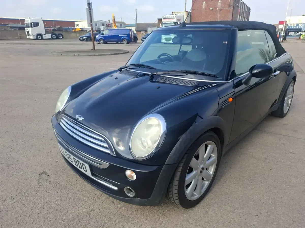 Usado Mini Cooper Cabriolet 115 CV (84 kW) 2005 Negro Descapotable