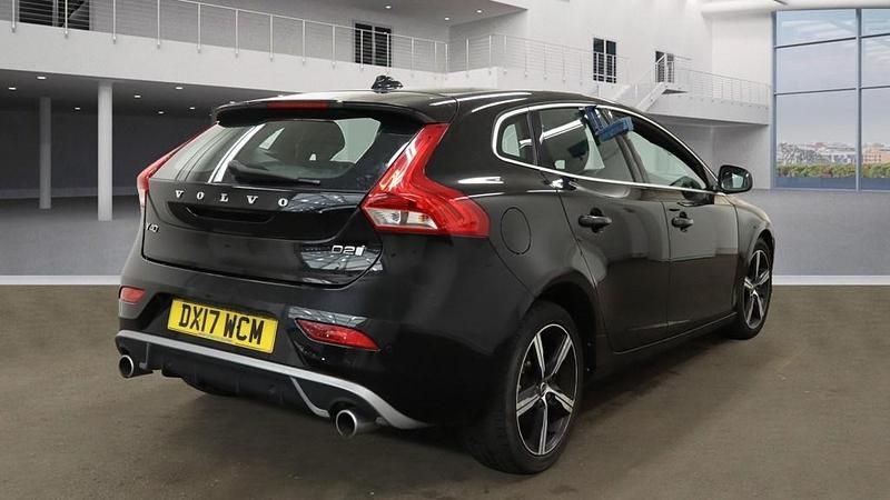 Used Volvo V40 R-Design 120 HP (88 kW) 2017 Black Hatchback