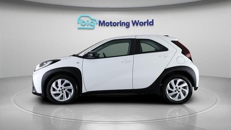 Used Toyota Aygo X PURE 72 HP (52 kW) 2022 White SUV