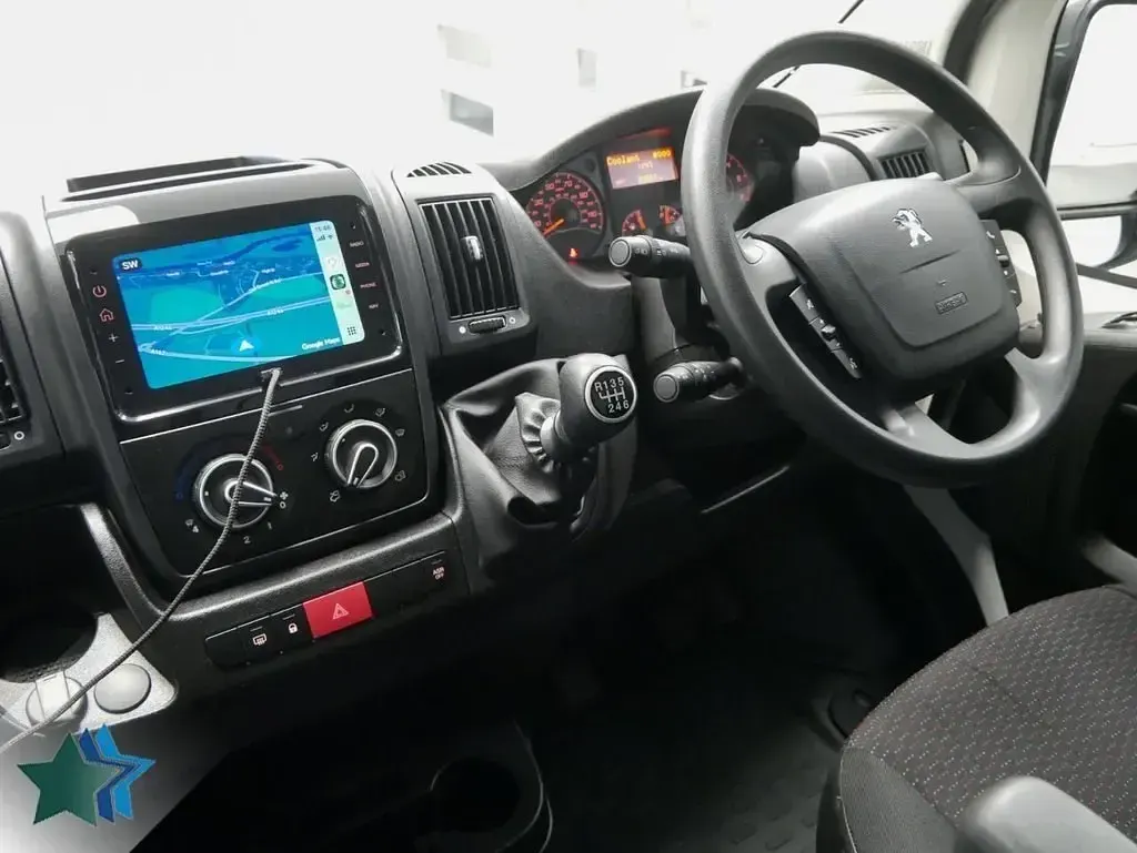 Second-hand Peugeot Boxer Premium 140 CP (102 kW) 2024 Alb Van