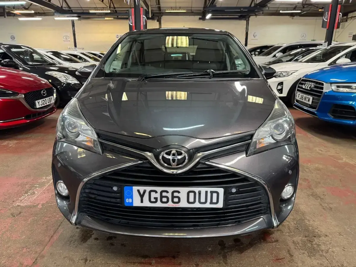 Begagnad Toyota Yaris 2016 Grå Halvkombi