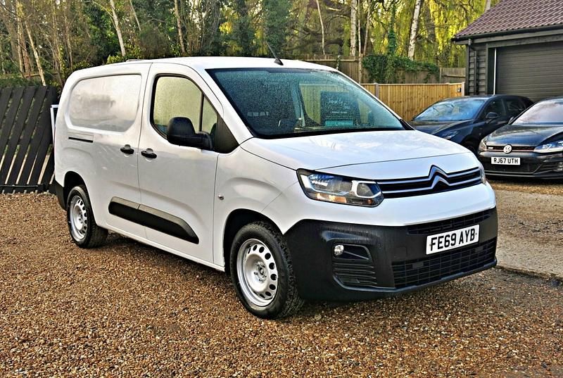 Used Citroën Berlingo 99 HP (72 kW) 2019 White MPV