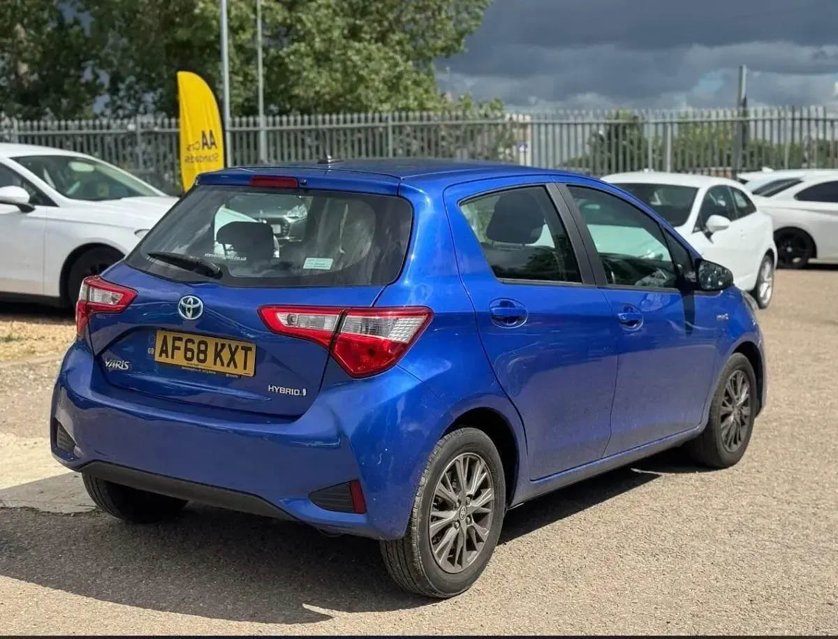 Used Toyota Yaris 100 HP (73 kW) 2018 Blue Hatchback