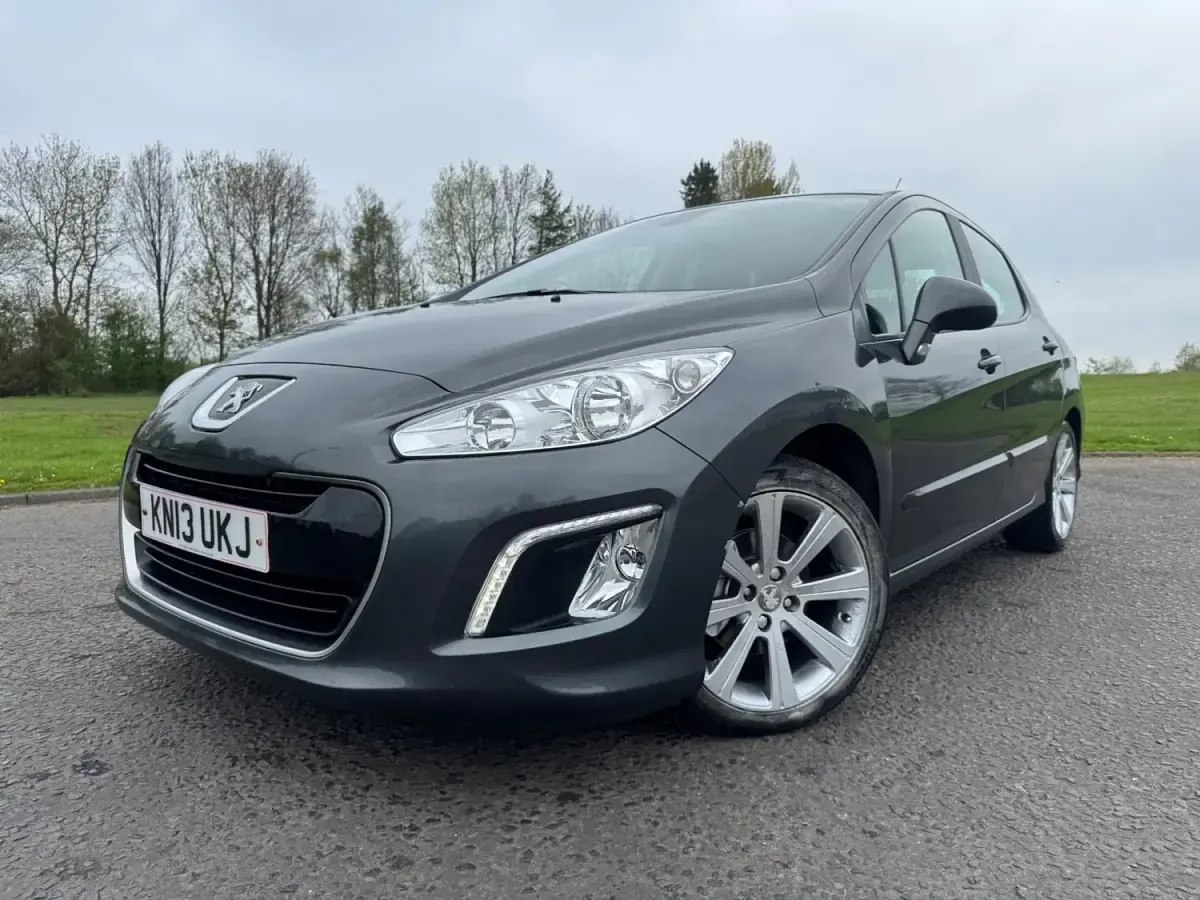 Usado Peugeot 308 Active 112 HP (82 kW) 2013 Cinzento Citadino