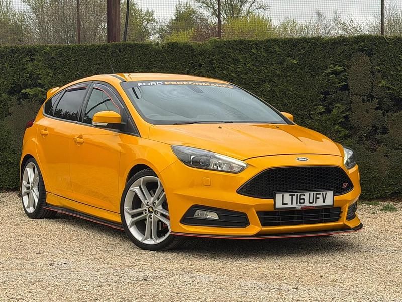Used Ford Focus ST 250 HP (183 kW) 2016 Yellow Hatchback