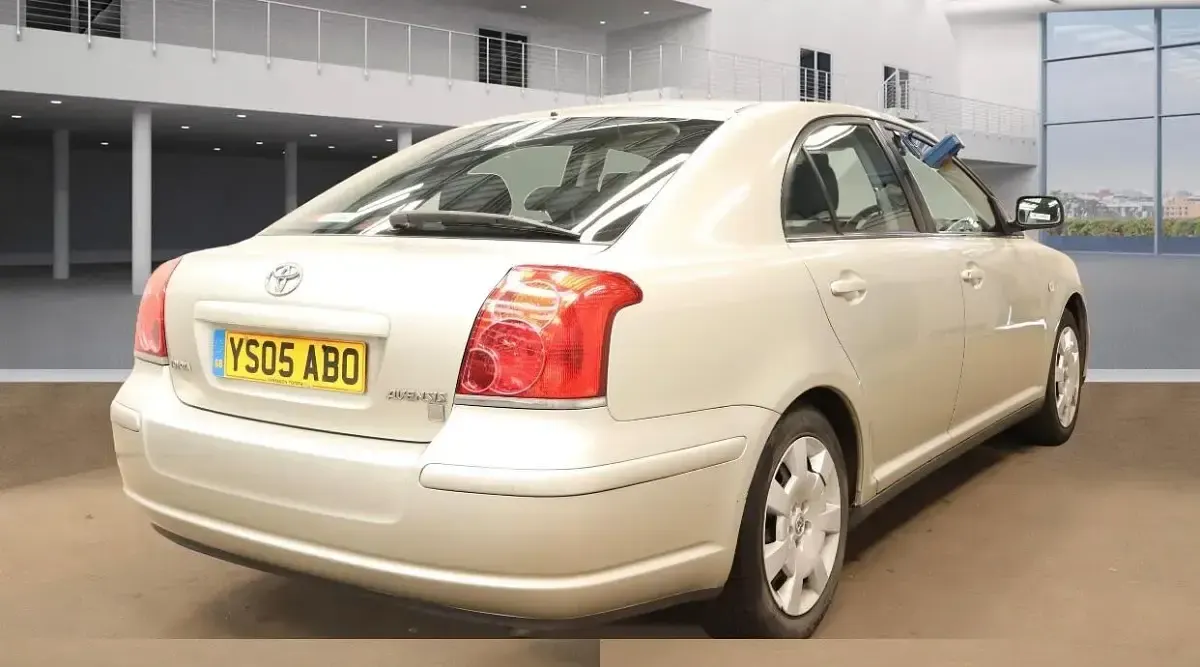 Used Toyota Avensis 129 HP (94 kW) 2005 Silver Hatchback
