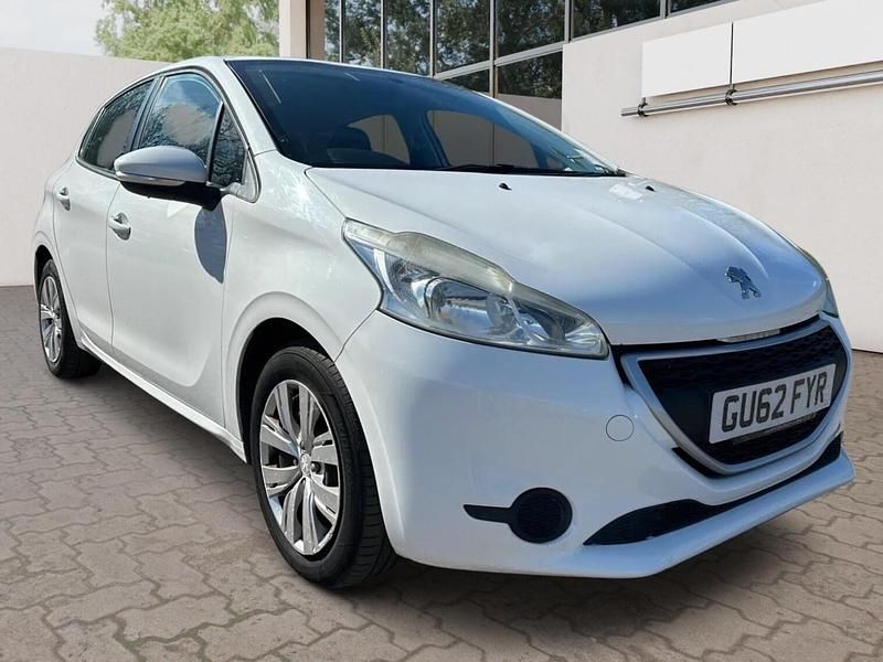 Used Peugeot 208 Access 82 HP (60 kW) 2013 White Hatchback