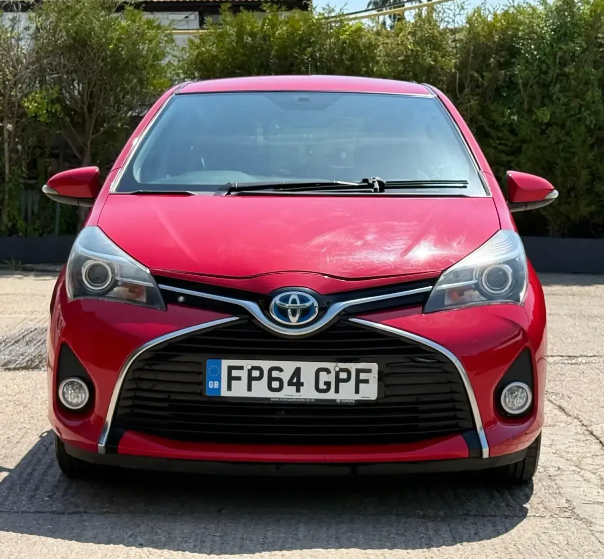 Used Toyota Yaris 101 HP (74 kW) 2014 Red Hatchback
