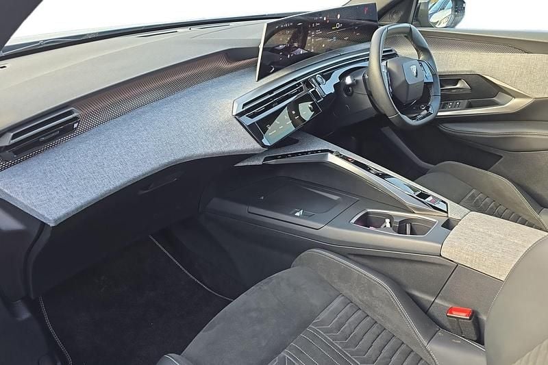 Used Peugeot e-3008 GT 156 kW (213 HP) 2024 Elixir red SUV