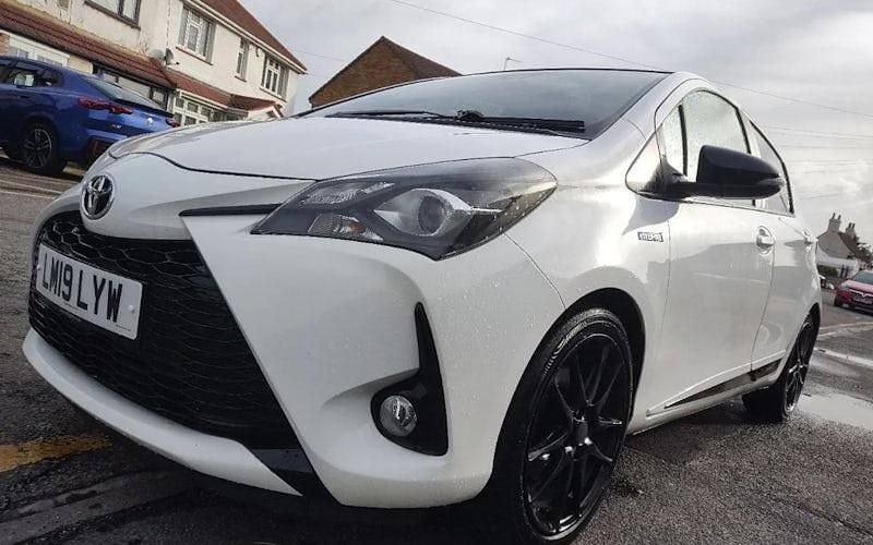 Used Toyota Yaris Hybrid Sport 101 HP (74 kW) 2019 White Hatchback