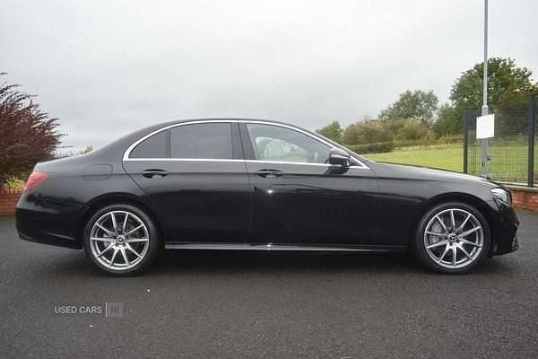 Usado Mercedes E220 AMG line 191 CV (140 kW) 2020 Negro Berlina