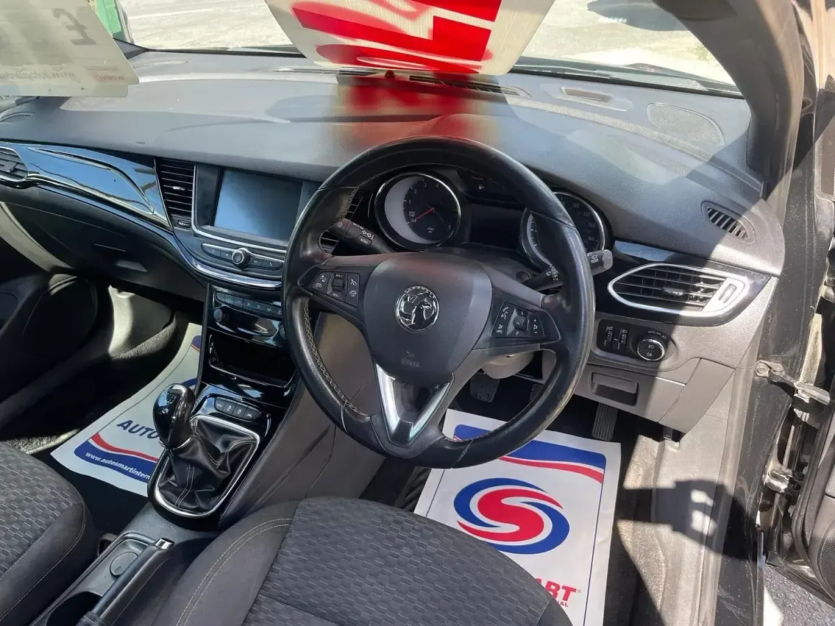 Used Vauxhall Astra SRi 105 HP (77 kW) 2017 Black Hatchback
