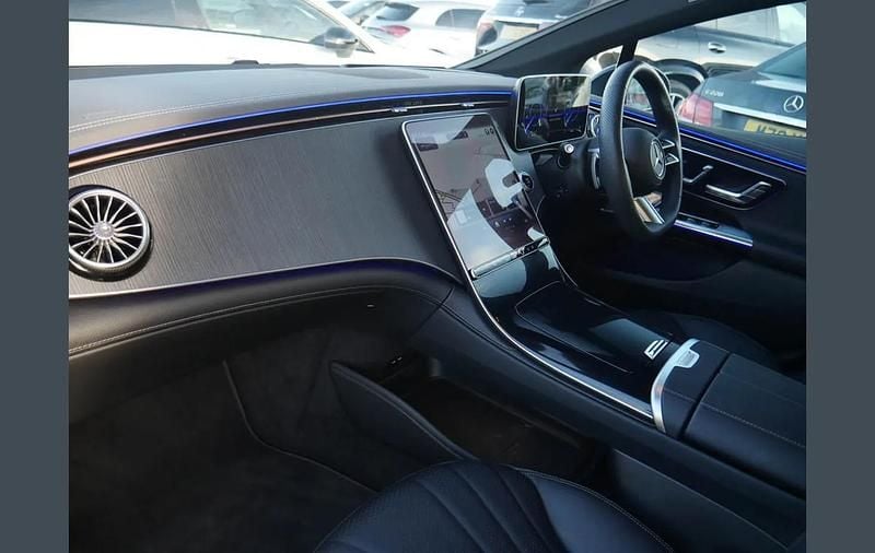 Usado Mercedes EQE350 AMG line 214 kW (292 HP) 2025 Cinzento Sedan