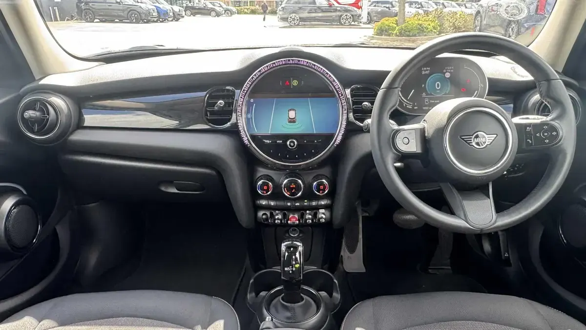 Used Mini Cooper Classic 134 HP (98 kW) 2023 White Hatchback
