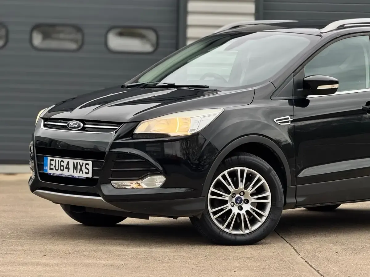 Usado Ford Kuga Titanium 140 HP (102 kW) 2014 Preto SUV