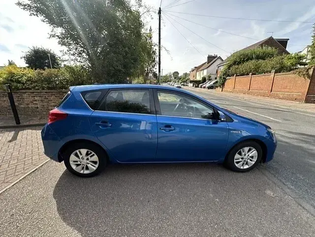 Used Toyota Auris Hybrid 136 HP (100 kW) 2014 Blue Hatchback