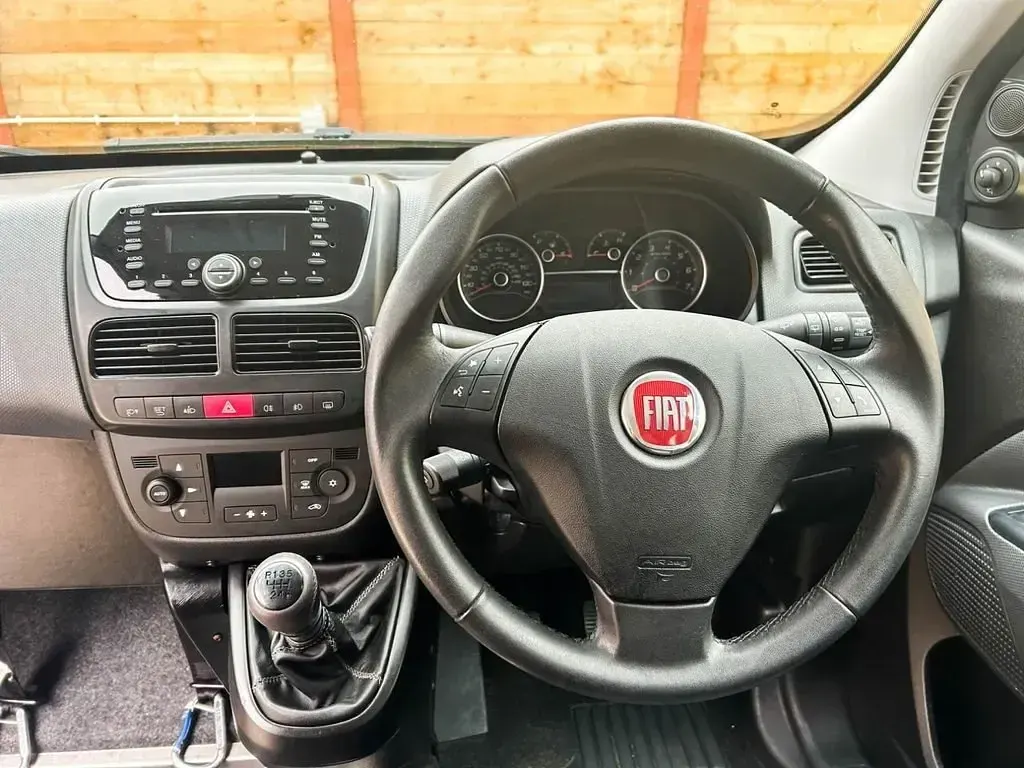 Begagnad Fiat Doblò Lounge 2018 Röd Minibuss