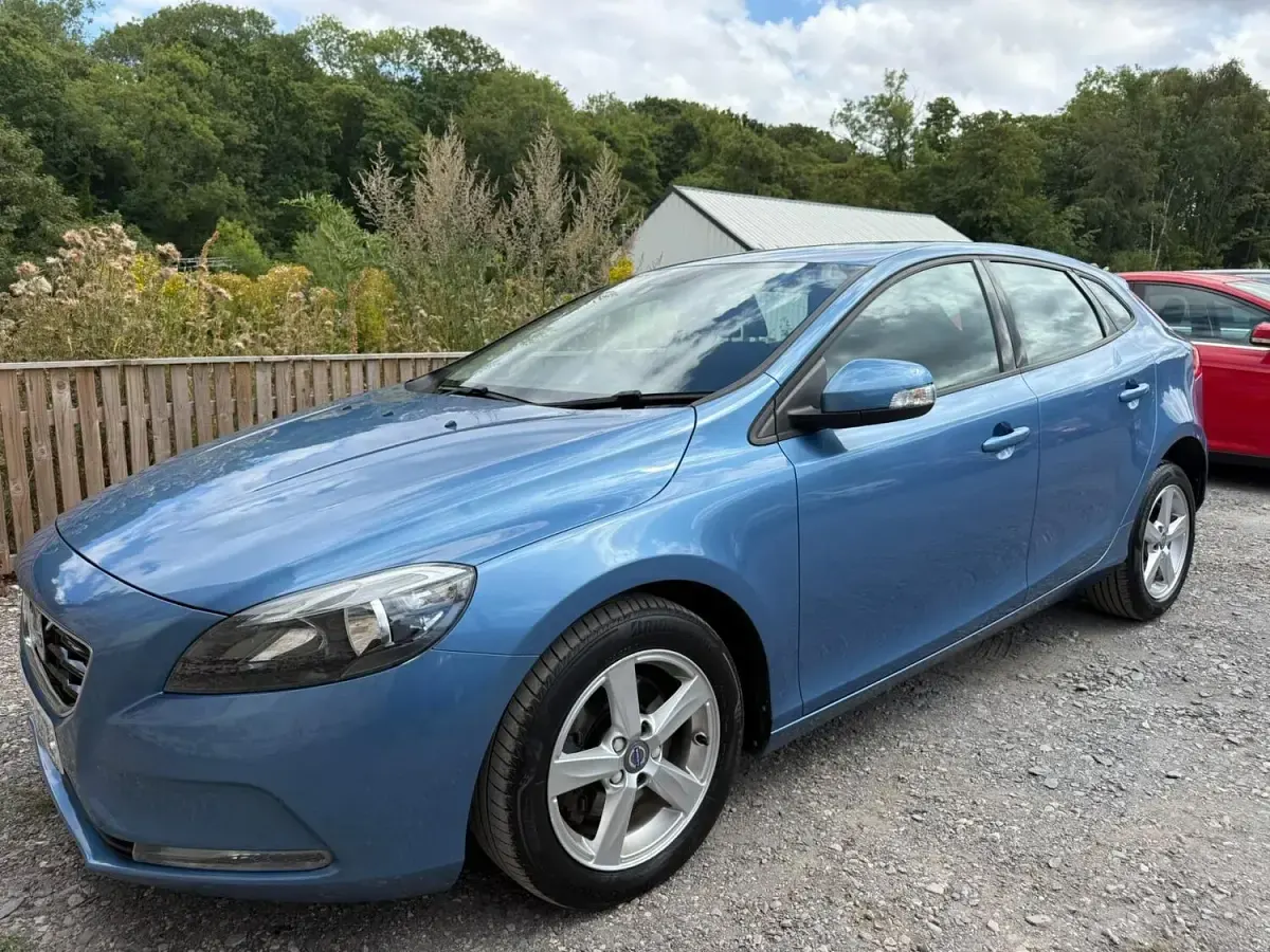 Used Volvo V40 122 HP (89 kW) 2015 Blue Hatchback