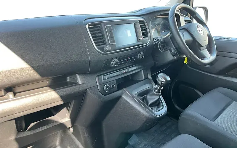 Second-hand Vauxhall Vivaro S 101 CP (74 kW) 2023 Alb Monovolum