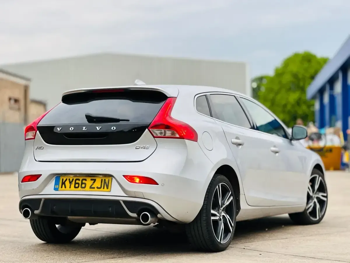 Usado Volvo V40 R-Design Pro 190 HP (139 kW) 2016 Prateado Citadino