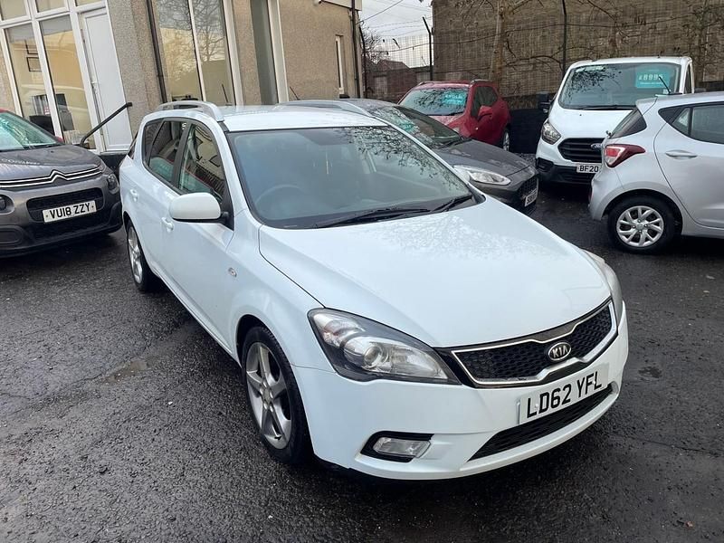 Usado Kia Ceed 114 HP (83 kW) 2012 Branco Citadino