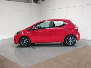 Used Toyota Yaris Hybrid 100 HP (73 kW) 2019 Red Hatchback
