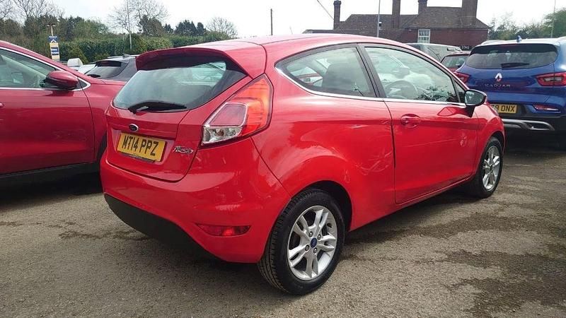 Used Ford Fiesta Zetec 82 HP (60 kW) 2014 Red Hatchback