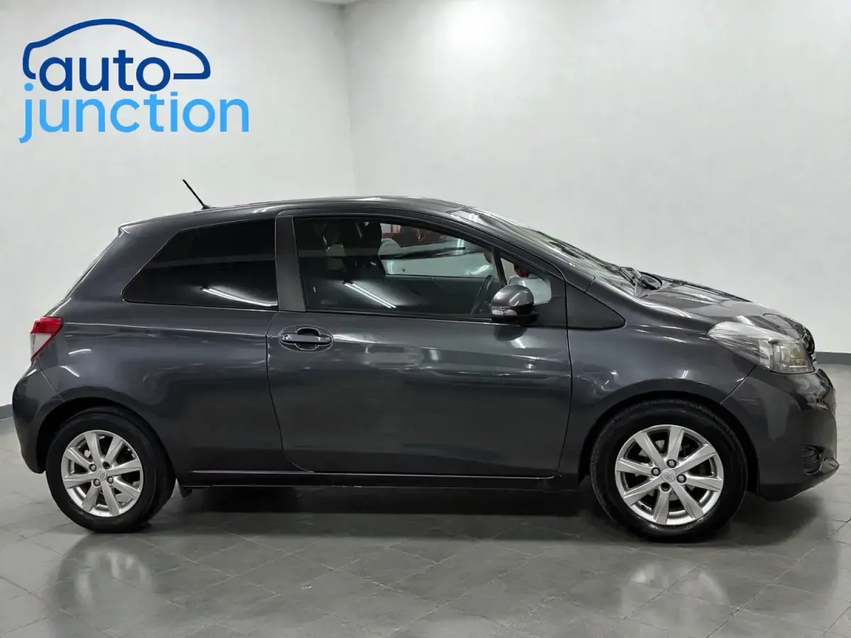 Used Toyota Yaris 99 HP (72 kW) 2012 Grey Hatchback