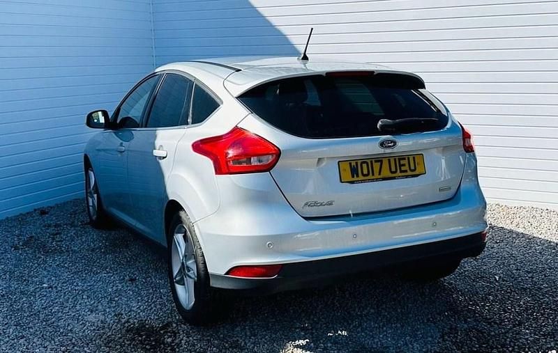 Usado Ford Focus Zetec 125 HP (91 kW) 2017 Prateado Citadino