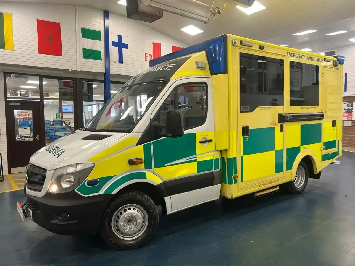 Usado Mercedes Sprinter 190 HP (139 kW) 2015 Amarelo Van