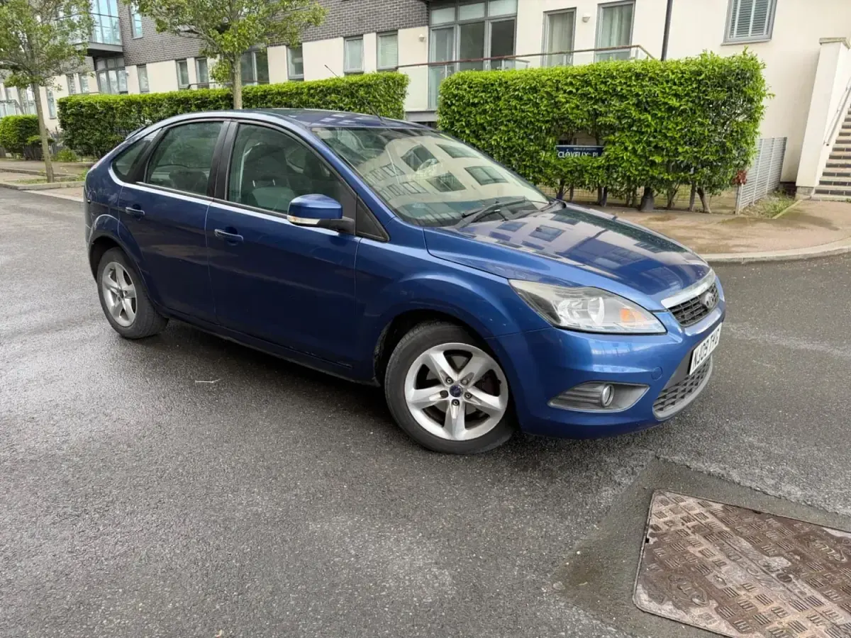 Używany Ford Focus Zetec 99 KM (72 kW) 2009 Niebieski Hatchback