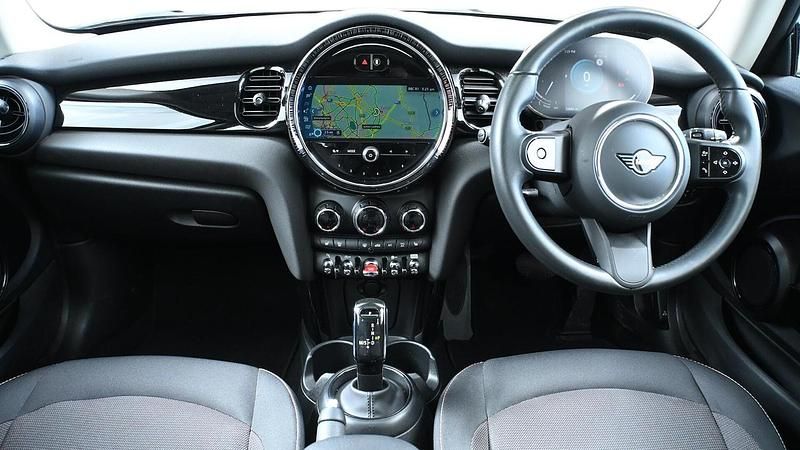 Usado Mini Cooper Classic 134 HP (98 kW) 2023 Prateado Citadino