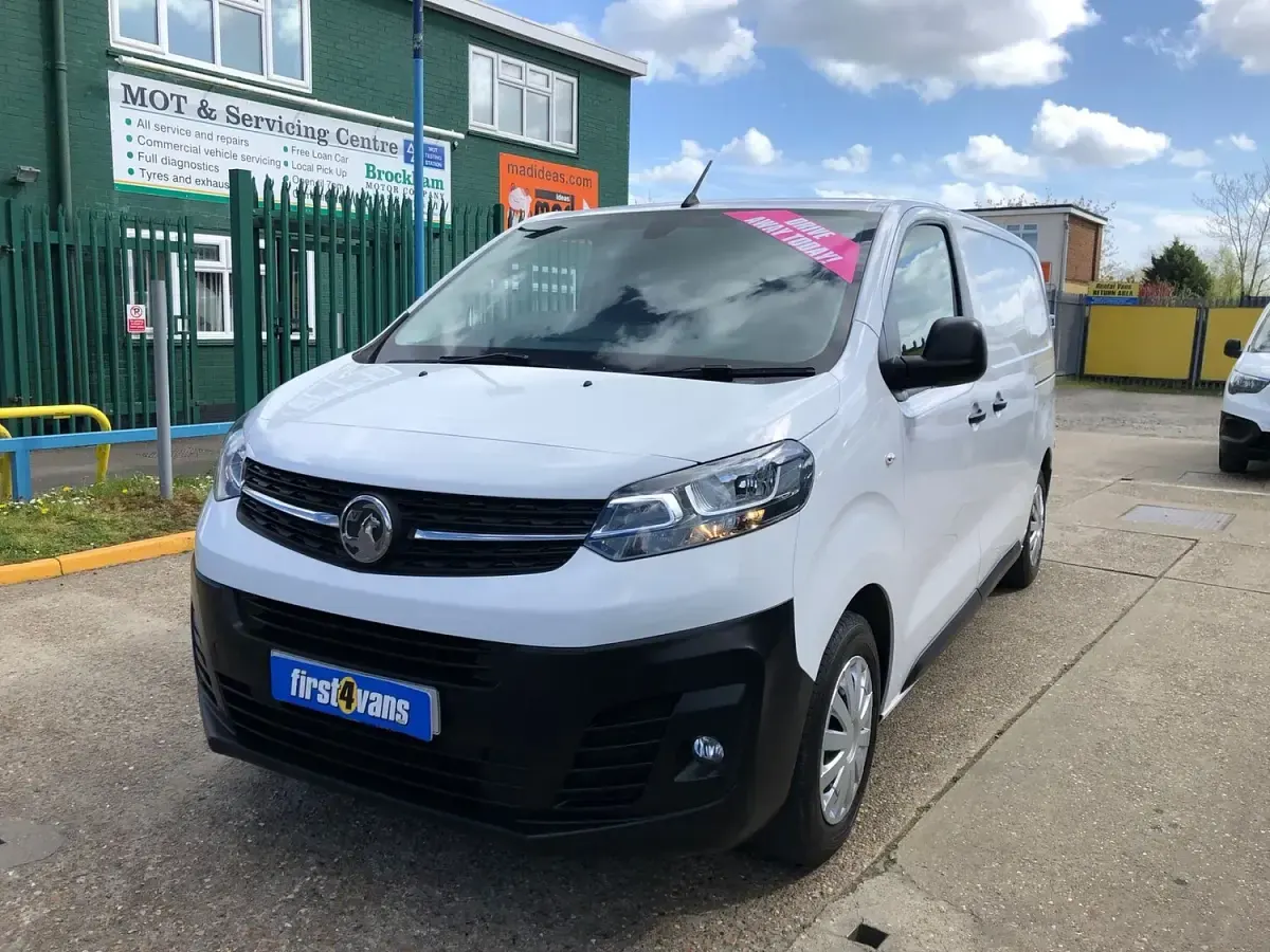 Used Vauxhall Vivaro drive 100 HP (73 kW) 2023 White MPV