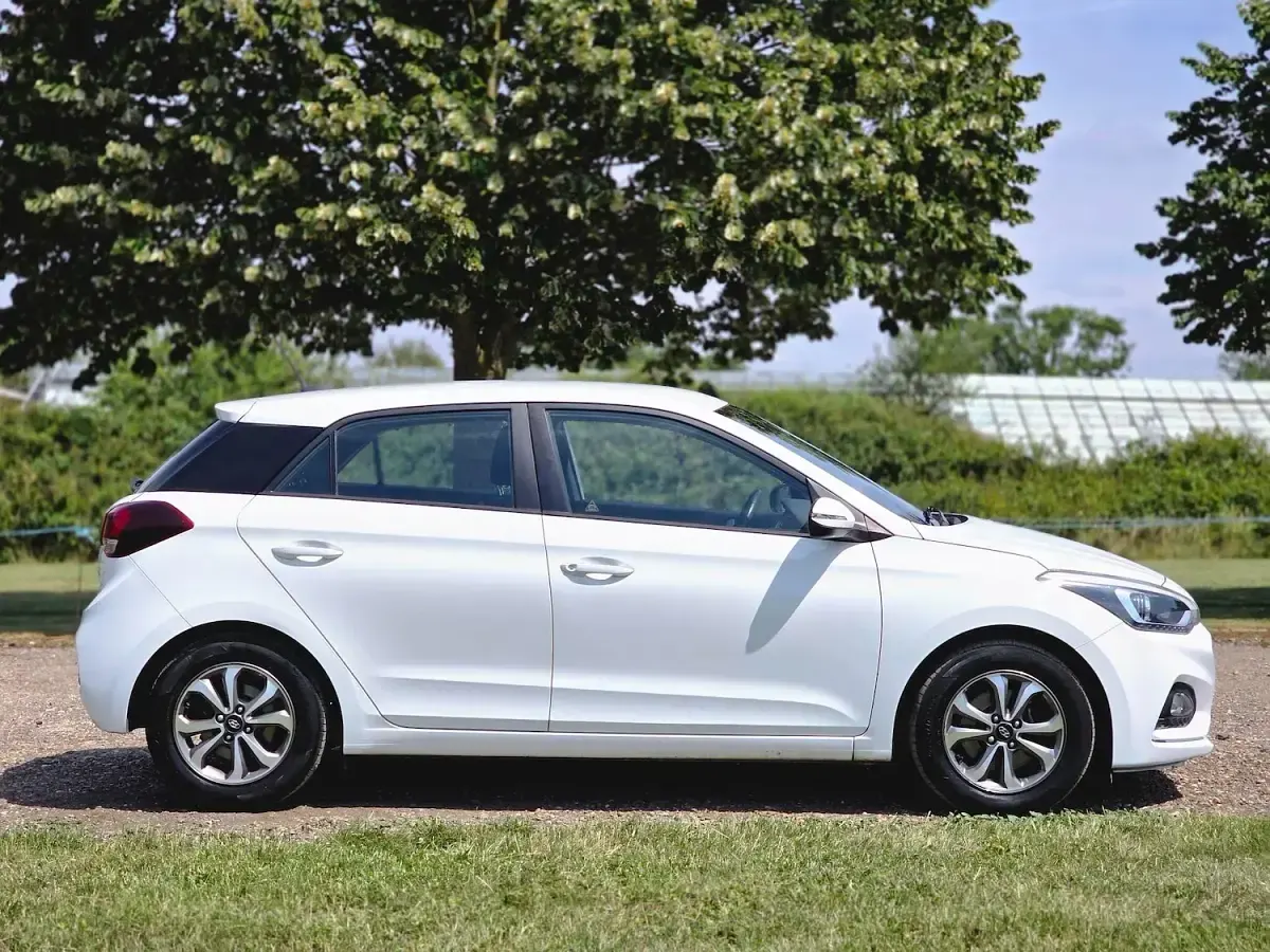 Used Hyundai i20 SE 100 HP (73 kW) 2018 White Hatchback