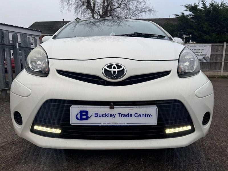 Used Toyota Aygo Style 2014 White Hatchback