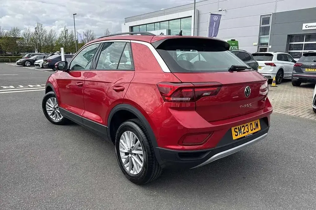 Used VW T-Roc Life 150 HP (110 kW) 2023 Red SUV