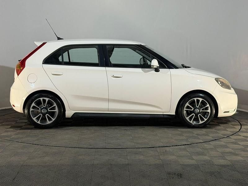 Begagnad MG MG3 2014 Vit Halvkombi