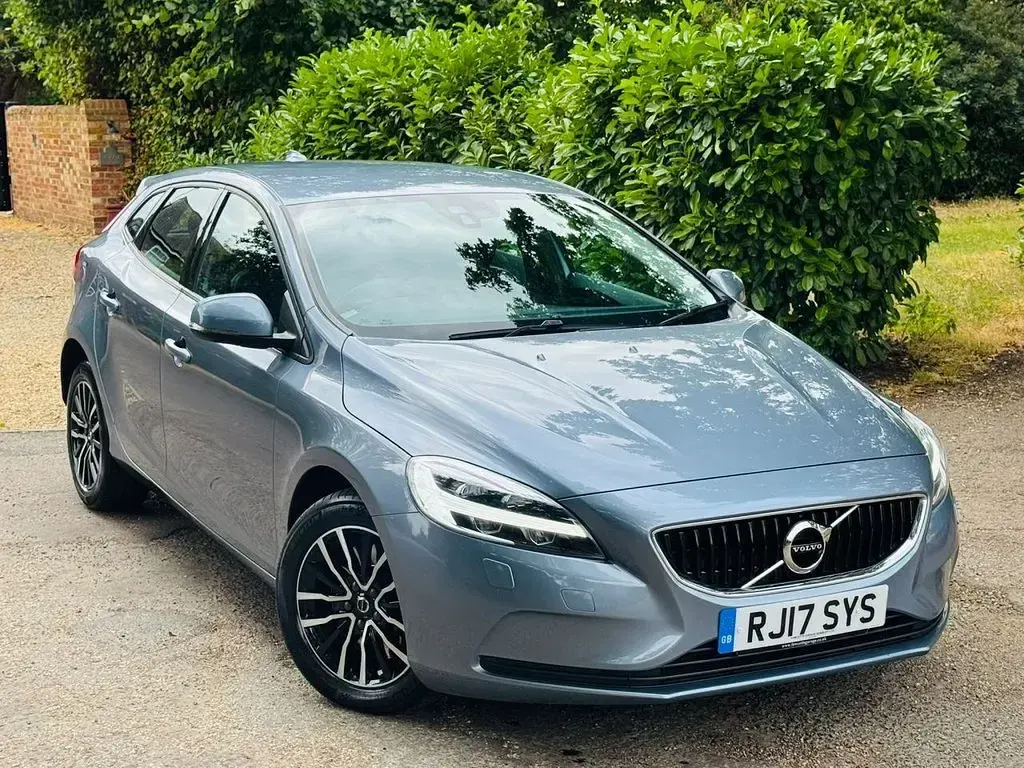 Used Volvo V40 Momentum 152 HP (111 kW) 2017 Blue Hatchback