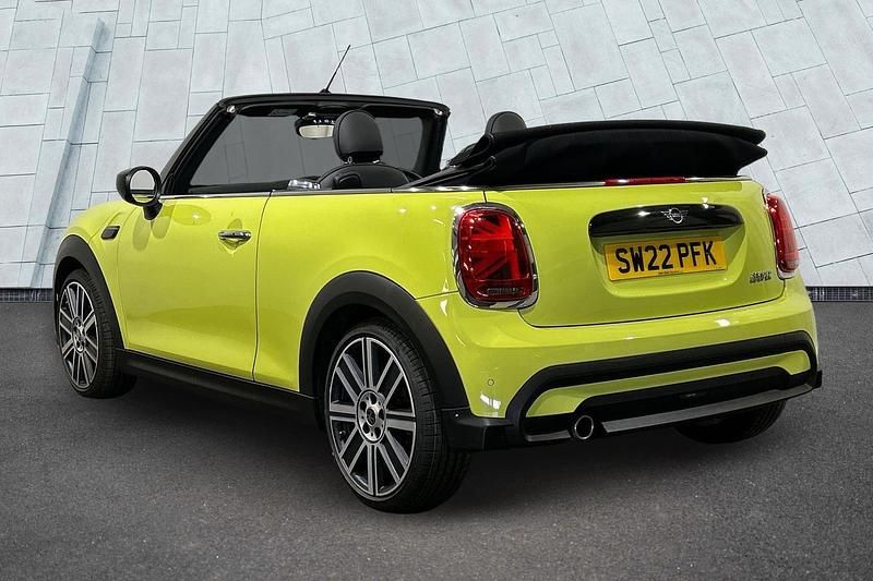Usado Mini Cooper Exclusive 134 CV (98 kW) 2022 Amarillo Utilitario