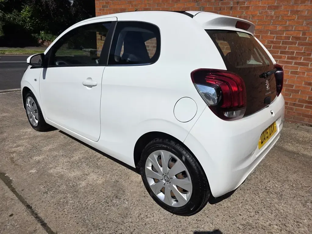 Used Peugeot 108 Active Top 68 HP (50 kW) 2015 White Hatchback